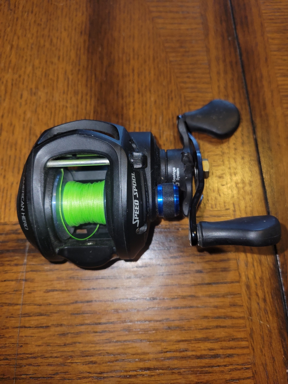Lew's American Hero Baitcasting Reel in Gunmetal and Blue - Picture 4 of 7